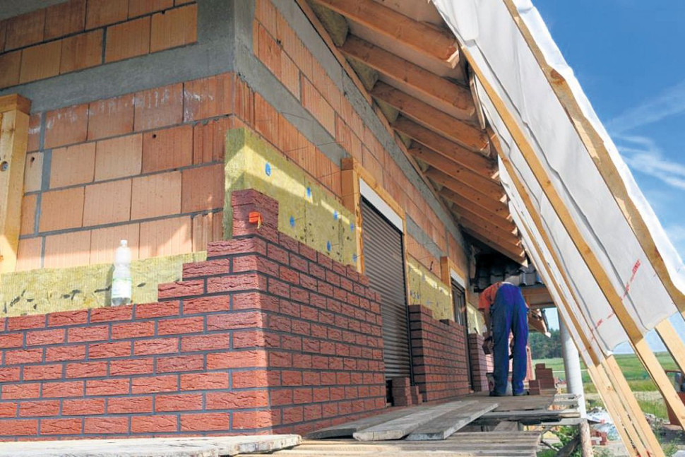 Ściana trójwarstwowa ma solidną i trwałą warstwę elewacyjną w postaci muru grubego zwykle na 12 cm.