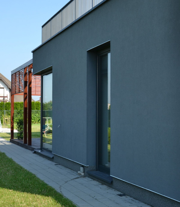 Przy schowanym w ścianach systemie na zewnątrz dostępne są dolne wpusty odpływowe (ciemne kratki w ścieżce)
