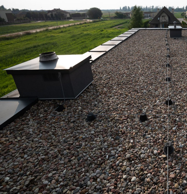 Wpusty attykowe z instalacją przeciwoblodzeniową zasłaniają kratki i otoczaki