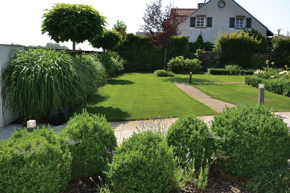 Na rabatach wzdłuż ogrodzenia są nimi katalpy i otaczające je trawy ozdobne (miskanty chińskie)