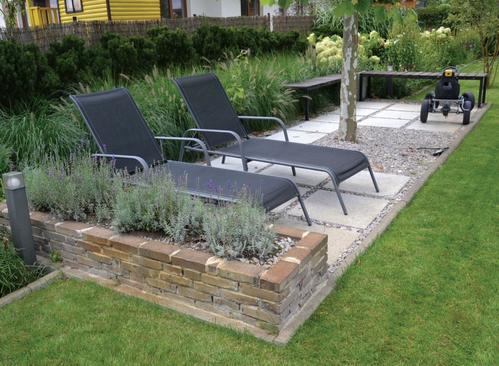 Pod platanem urządzili żwirowy placyk, który otoczyli stalowo-drewnianymi ławkami