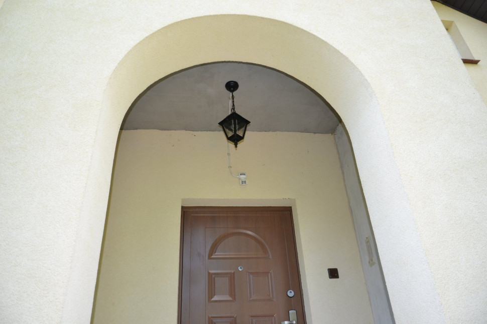 Sufit ganku, nad którym znajduje się wydzielona klatka schodowa