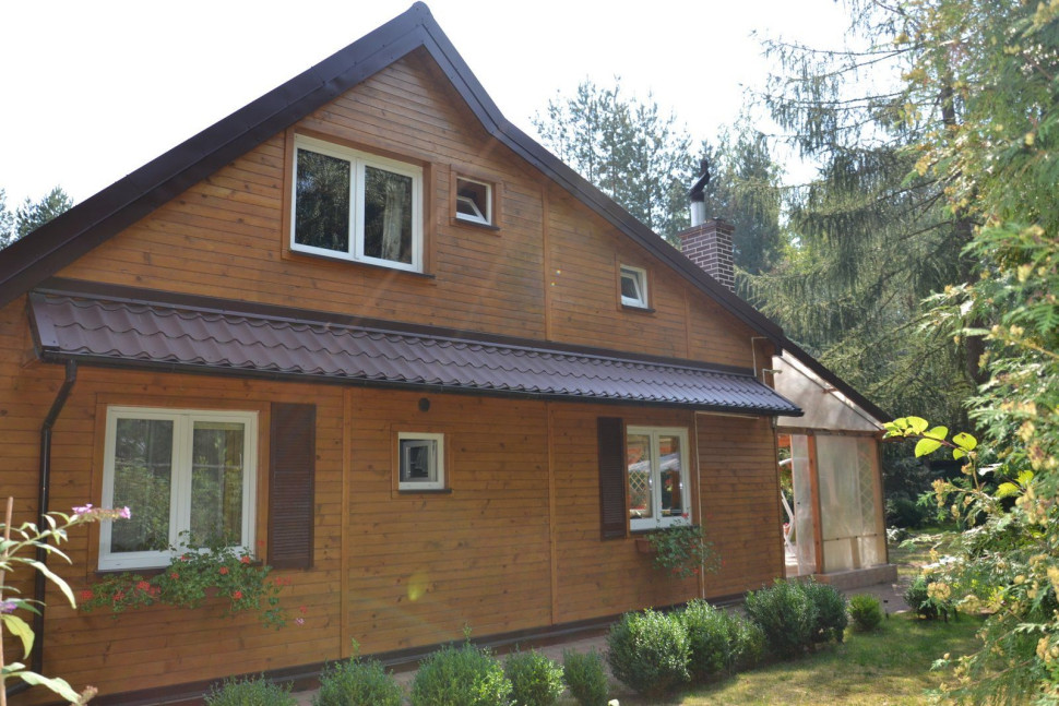 Nowe ściany wzniesiono w technologii szkieletu drewnianego i wstawiono nowe okna