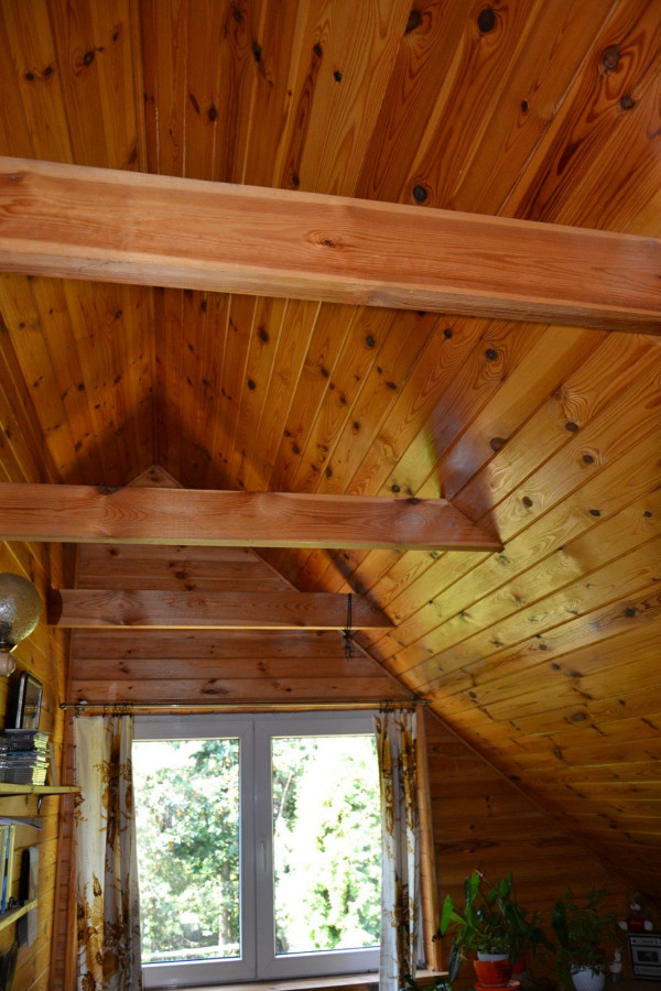 Pod blachodachówką ułożono na krzyż wełnę mineralną o łącznej gr. 25 cm, 2 rodzaje folii i boazerię