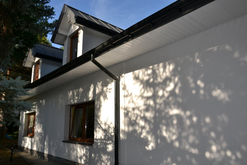 Ta sama elewacja we wrześniu 2015 r., tuż po ułożeniu gruntu i tynków silikonowych