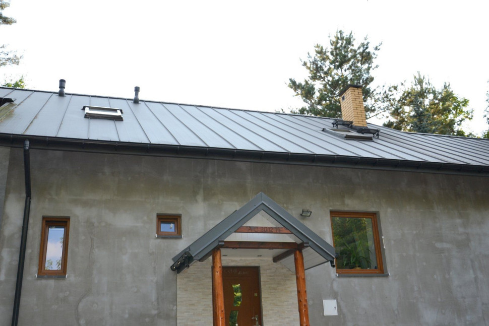 Pod blachą dachową ułożono pełne deskowanie z papą i poprzecznie dwie warstwy wełny mineralnej, o gr. 15 i 5 cm