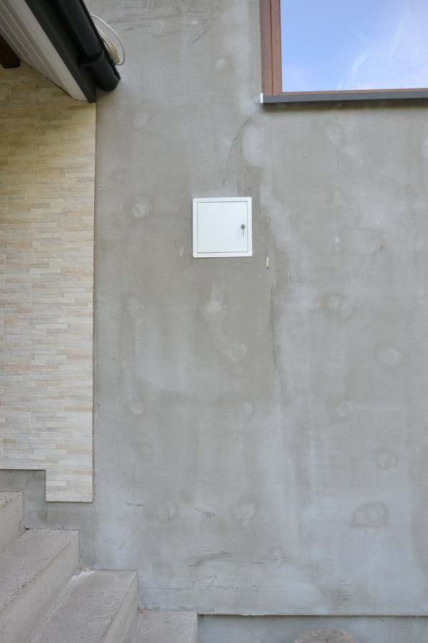 Fragment elewacji z widocznymi kołkami, mocującymi płyty styropianu