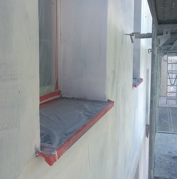 Przy wykonaniu ocieplenia należy przewidzieć wymianę parapetów zewnętrznych