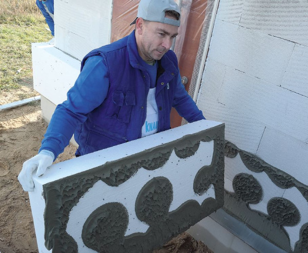 Właściwe nakładanie kleju na płyty styropianu