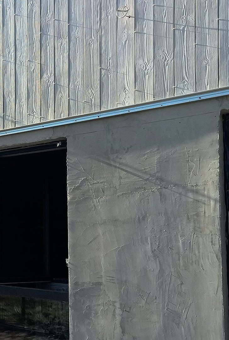 Panele elewacyjne imitujące deski można przyklejać bezpośrednio do ocieplenia