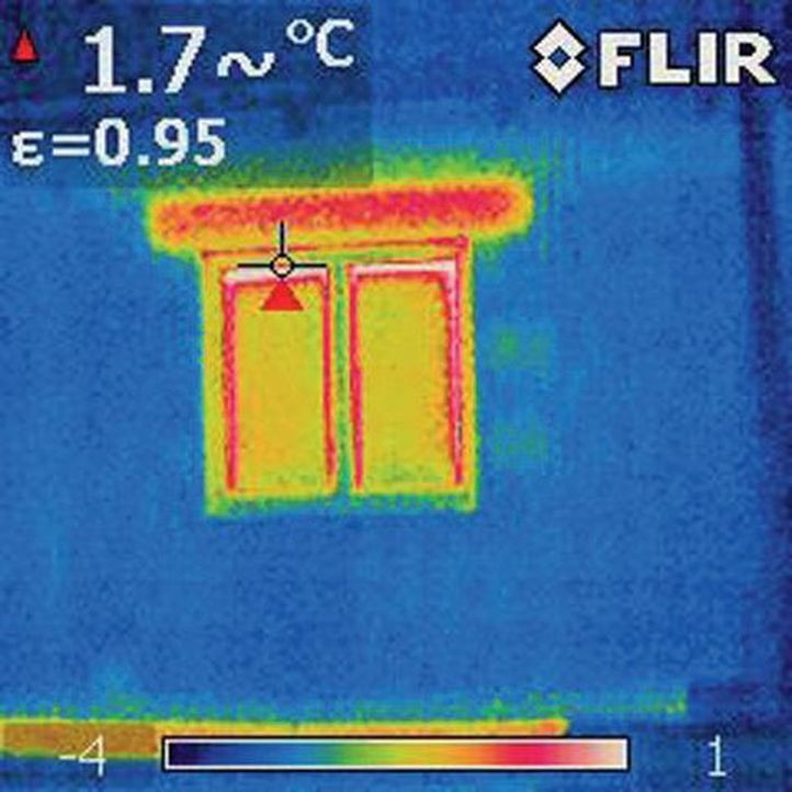 Typowe nadproże, z żelbetu, będzie w takiej ścianie przyczyną dużych strat ciepła i najpewniej również przemarzania - widok z kamery termowizyjnej