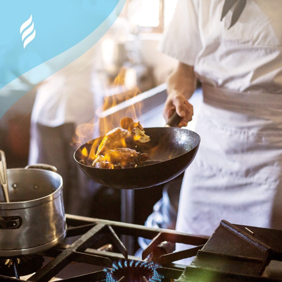 Przygotowanie posiłku na kuchence gazowej