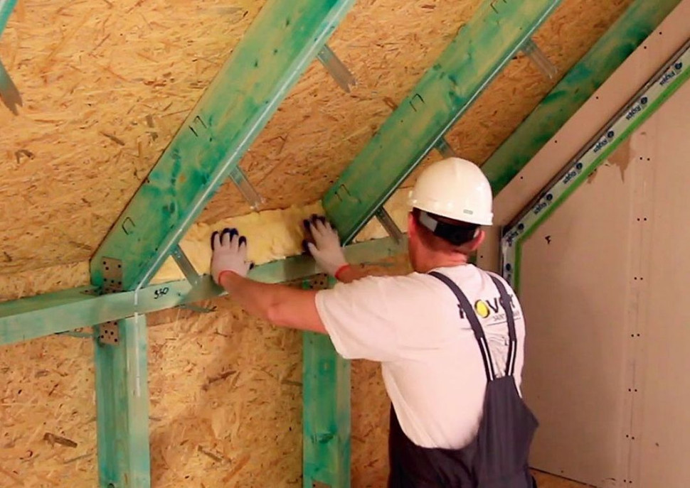 Ocieplenie dachu skośnego - krok 3) Aby zapewnić ciągłość izolacji, należy szczelnie ocieplić murłatę