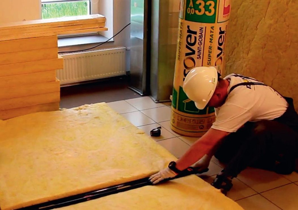 Ocieplenie dachu skośnego - krok 4) Docinanie wełny w poprzek eliminuje powstawanie odpadów i ścinków materiału z rolki