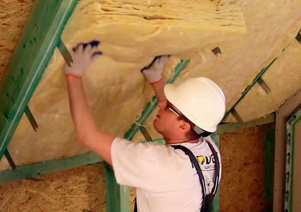 Ocieplenie dachu skośnego - krok 5) Układamy pomiędzy krokwiami pierwszą warstwę wełny