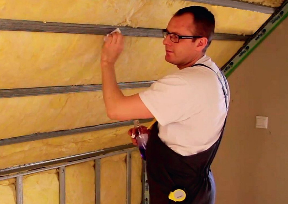 Ocieplenie dachu skośnego - krok 8) Odtłuszczamy profile, a następnie mocujemy taśmę montażową