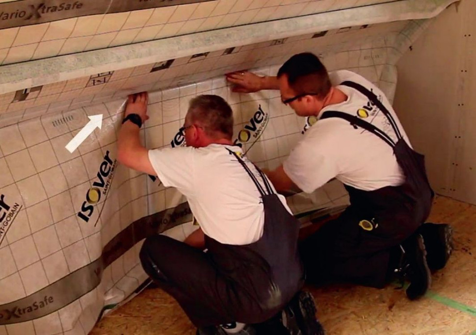 Ocieplenie dachu skośnego - krok 10) W celu swobodnej pracy konstrukcji należy przewidzieć naddatek folii paroizolacyjnej (1-2 cm)