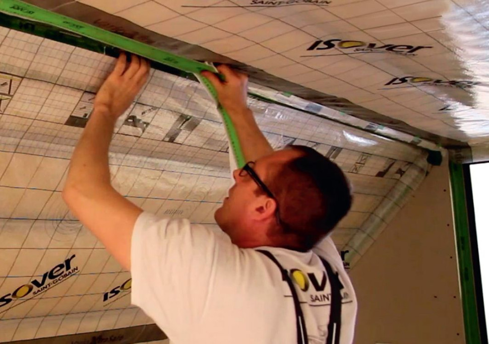 Ocieplenie dachu skośnego - krok 11) Uszczelniamy połączenia arkuszy folii paroizolacyjnej