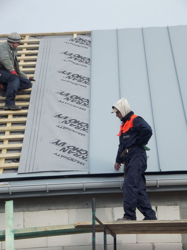 Dekarze najczęściej układają na dachach membrany o gramaturze 200 g/m²