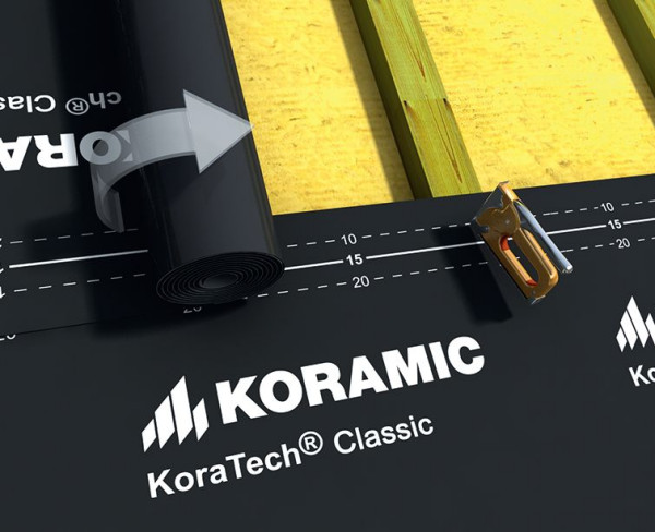 Pasy folii przybija się do krokwi (lub pełnego deskowania) takerem - z wykorzystaniem zszywek dekarskich rozmieszczanych wzdłuż krokwi