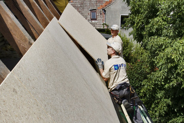 Sztywne poszycie najszybciej układa się z dużych płyt OSB lub mfp