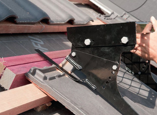 Osadzanie ław kominiarskich i płotków śniegowych