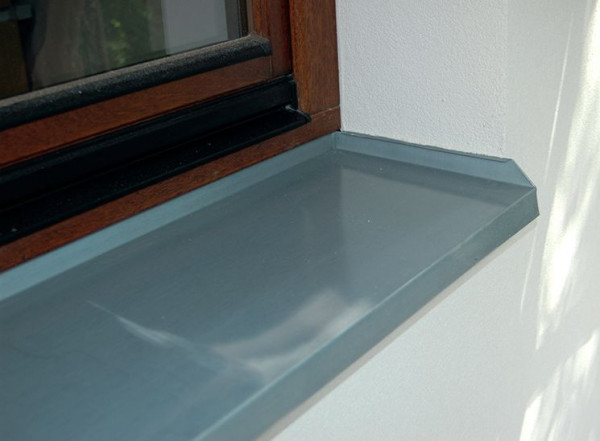 Nachylenie parapetu zewnętrznego musi wynosić minimum 5 stopni w kierunku zewnętrznym