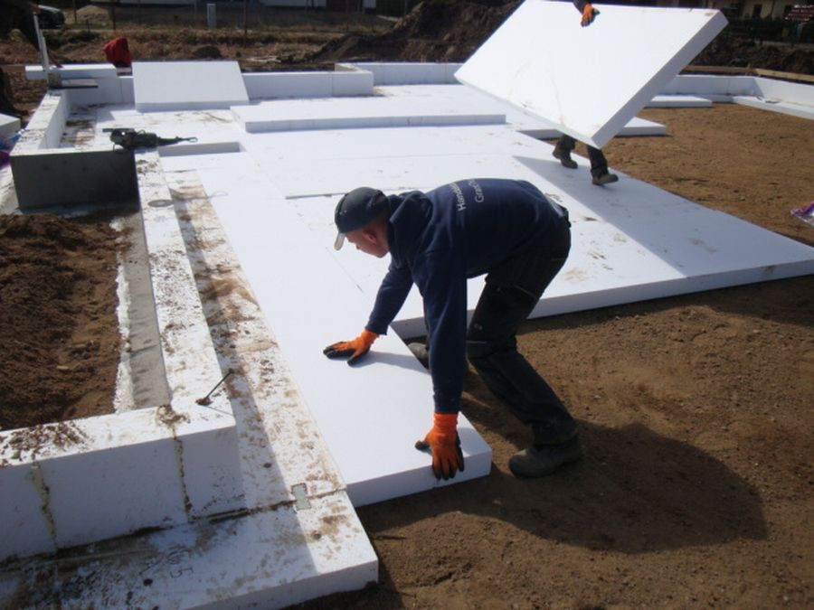 Układanie płyt fundamentowych