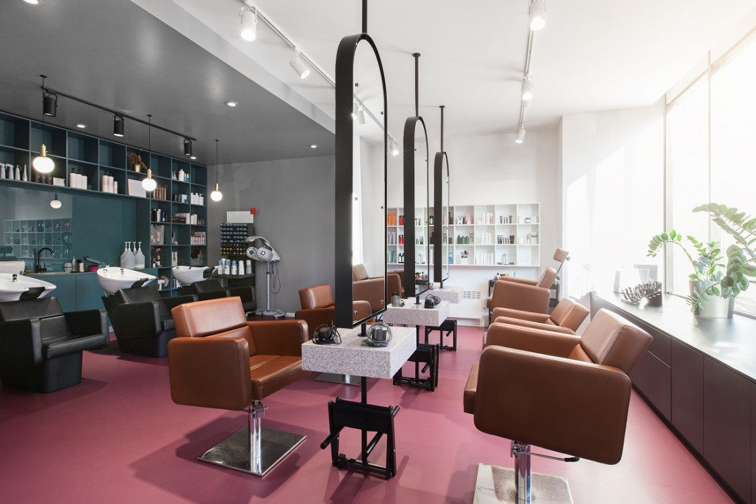 Aranżacja wnętrza a meble do zakładu usługowego: fotel barberski
