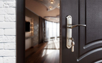 Jakie drzwi wejściowe do mieszkania w bloku warto wybrać?