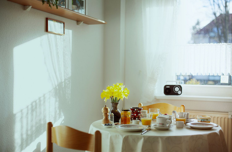 Krzesła i dekoracje w stylu retro stworzą przestrzeń emanującą ciepłem