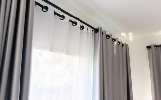 Jak ułożyć zasłony na przelotkach?