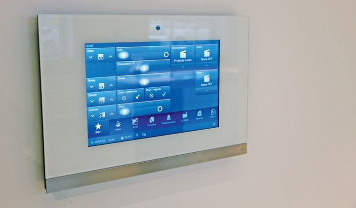 Zarządzanie instalacjami domu inteligentnego: przy pomocy panelu sterowania umieszczonego na ścianie