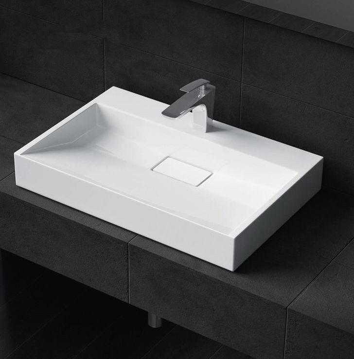 Umywalka nablatowa może być symetryczna z wąską półką wzdłuż dłuższej krawędzi