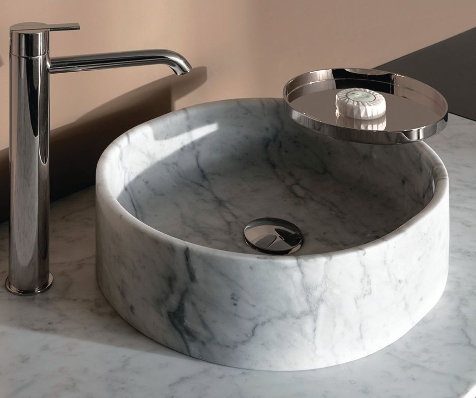 Nowoczesna umywalka wyglądająca jak z kamienia