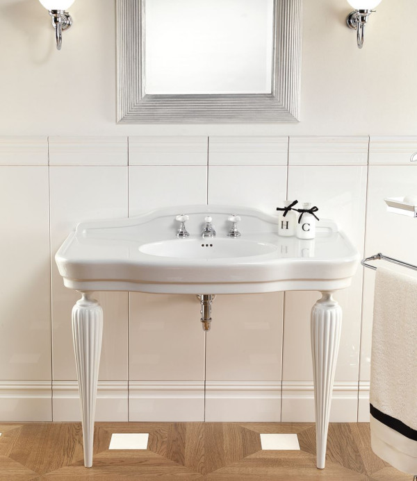 Umywalka na dekoracyjnych nogach