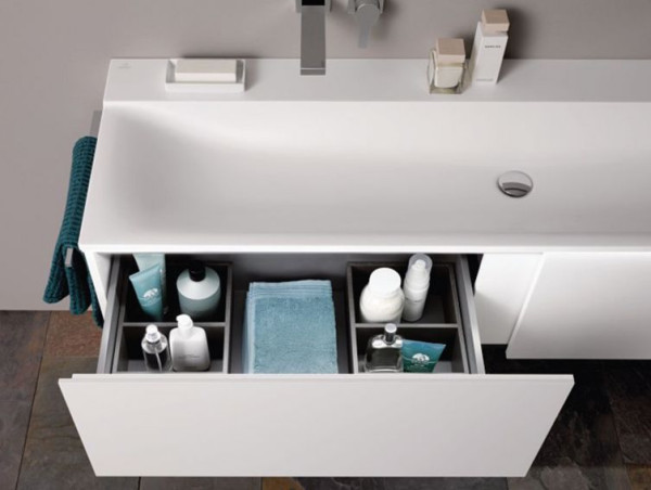 Uzupełnieniem umywalki nablatowej może być szafka ze zintegrowanym oświetleniem