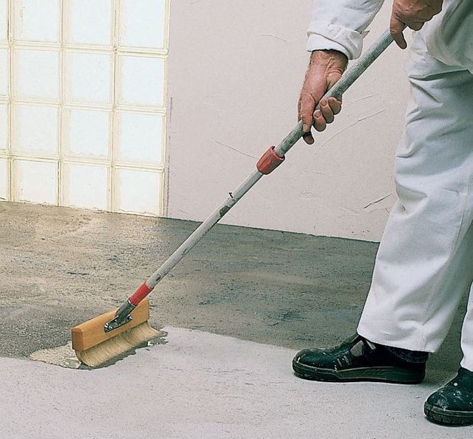 Impregnaty do betonu nanosimy pędzlem lub wałkiem