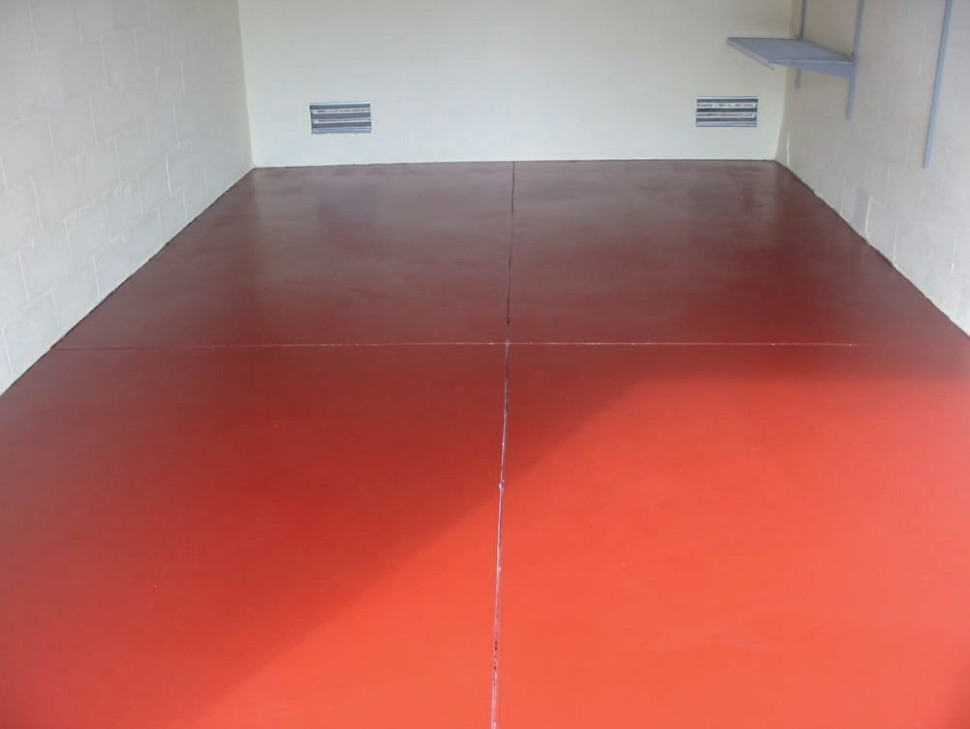 Garaż po pomalowaniu posadzki farbą do betonu