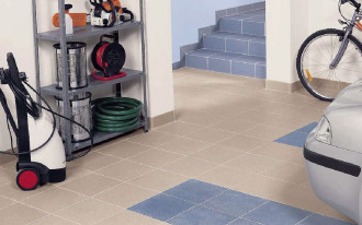 Posadzka z płytek ceramicznych w garażu