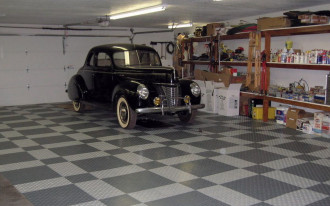 Płytki z tworzywa sztucznego i wykładziny olejoodporne na posadzkę w garażu