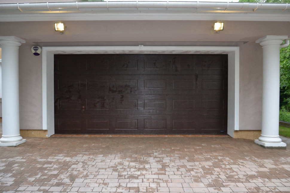 Bramę segmentową, bardzo szczelną i wykończoną laminatem w kolorze mahoń, łatwo umyć ją myjką ciśnieniową