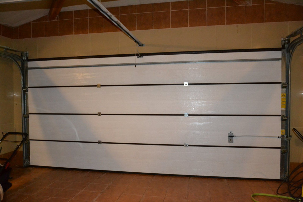 Bramę, od strony wnętrza garażu, okryto laminatem w białym kolorze