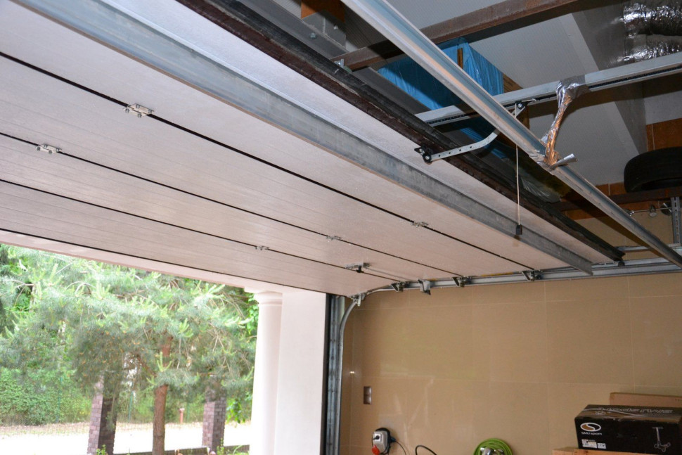 Wrota w pozycji otwartej umożliwiają wjechanie do garażu wyższym samochodem