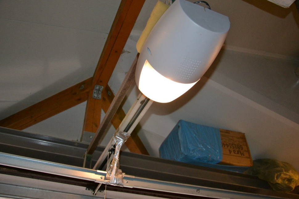 Siłownik do bramy o wymiarach 5000 × 2250 mm ma siłę uciągu 1200 N