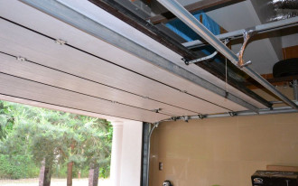 Segmentowa brama z dobrą izolacją termiczną i napędem za 8700 zł