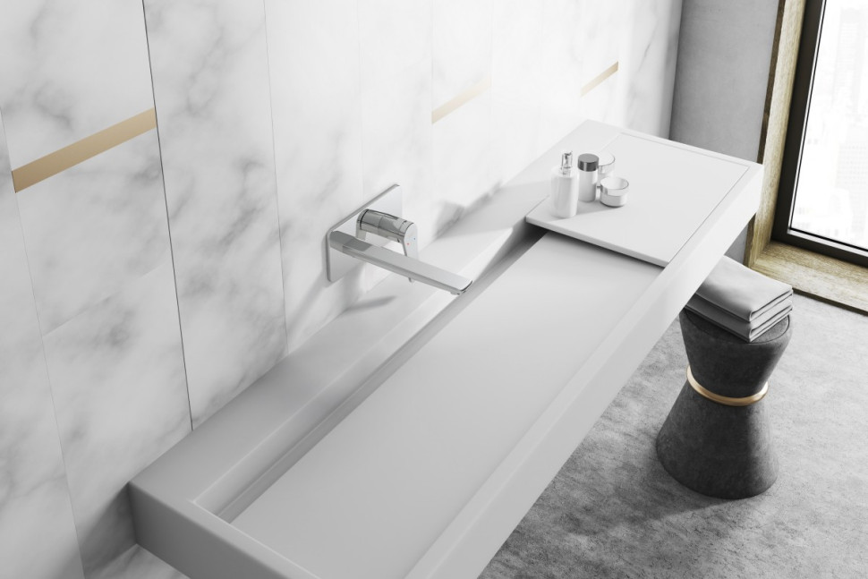 Dużej prostokątnej umywalce w bieli towarzyszy bateria Stratos