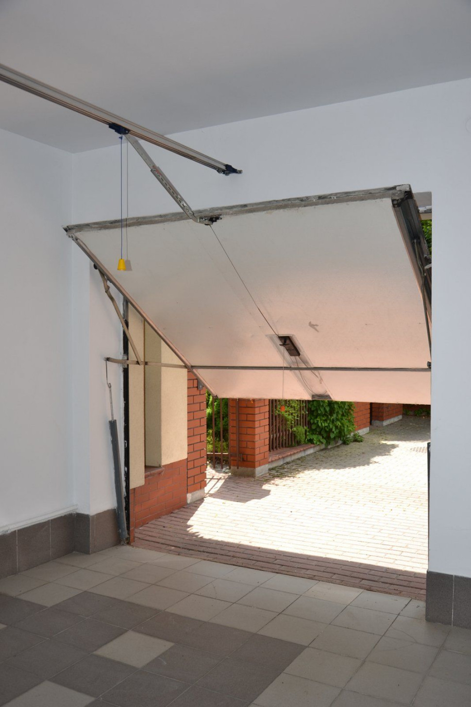 Wprawione w ruch wrota zabierają miejsce przed garażem