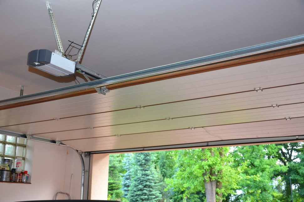 Uniesienie wrót, zaizolowanych pianką poliuretanową o gr. 45 mm, tylko na moment wychładza w zimie ogrzewany garaż