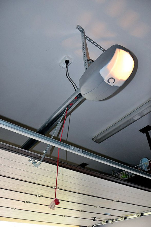 Siłownik do bramy o wym. 4750 x 2250 mm ma siłę uciągu 1150 N i mechanizm łańcuchowy